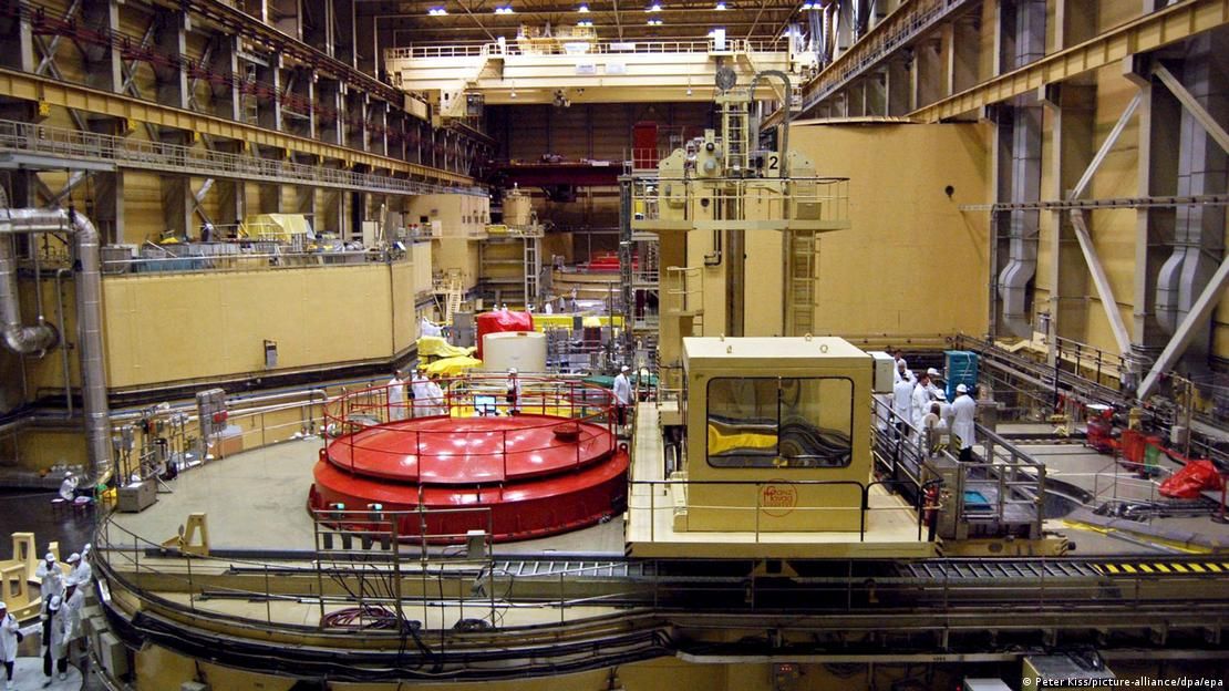 Фото: Peter Kiss/picture-alliance/dpa/epa Топливные сборки загружают в активную зону реактора, после чего начинается реакция, тепловыделение и выработка электроэнергии. На фото: машинный зал АЭС "Пакш", Венгрия