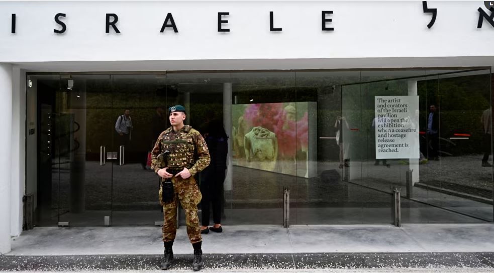 Итальянский солдат стоит перед павильоном Израиля во время подготовки к открытию художественной выставки Венецианской биеннале 16 апреля 2024 года в Венеции.