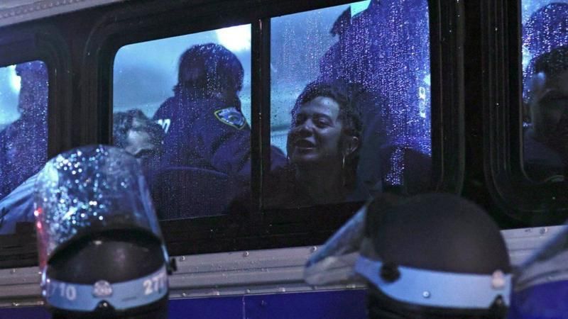 AFP Задержанных участников демонстрации сажали в автобусы
