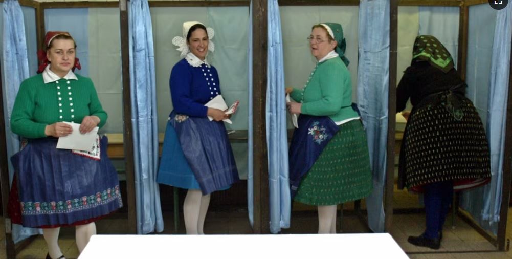 2003 год. Женщины в венгерских национальных костюмах голосуют на референдуме о вступлении Венгрии в ЕС. Тогда за проголосовали почти 84% избирателей
