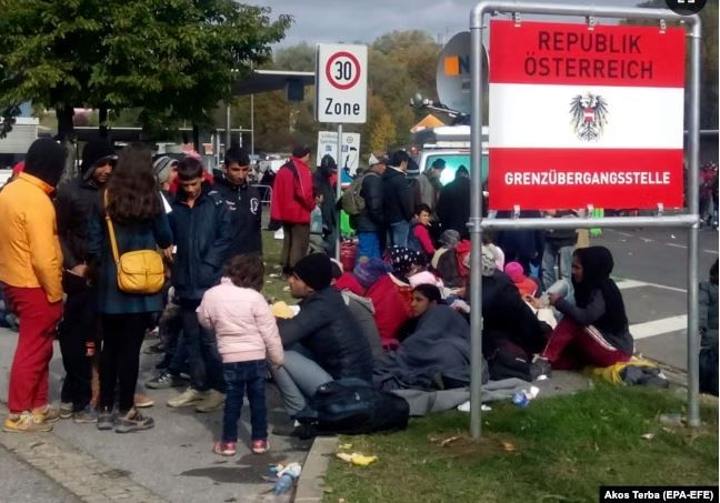 2015 год. Мигранты с Ближнего Востока у пограничного перехода на границе Словении и Австрии. Тогдашние события заметно усилили националистические и евроскептические настроения в ЕС