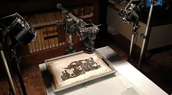Фото: Università di Pisa Обугленный папирус