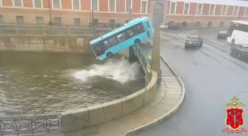 Падение автобуса в реку Мойку 10 мая. Фото © ГУ МВД России по г. Санкт-Петербургу и Ленинградской области