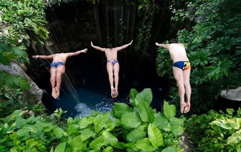 Туристы прыгают в один из сенотов в Мексике. Фото © proboating.ru