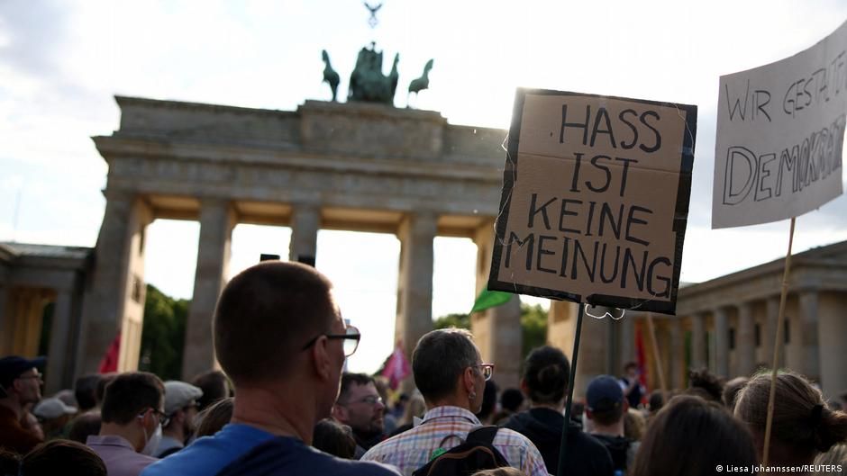 Акция в Берлине против правых радикалов и в поддержку подвергшихся нападениям политиков, 5 мая 2024 года Фото: Liesa Johannssen/REUTERS