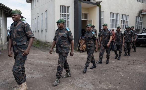 Члены конголезской армии, приговоренные к смертной казни за дезертирство и трусость в борьбе с повстанцами, около здания военного суда (Фото: Arlette Bashizi / Reuters)