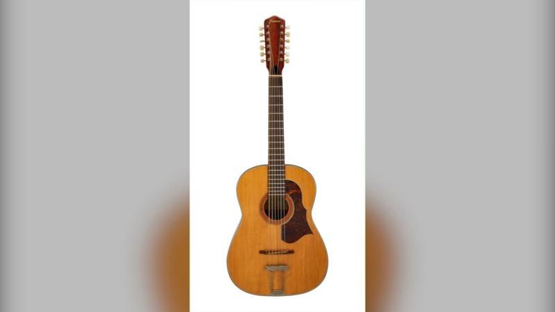 JULIEN'S AUCTIONS,Акустическая гитара много лет считалась пропавшей