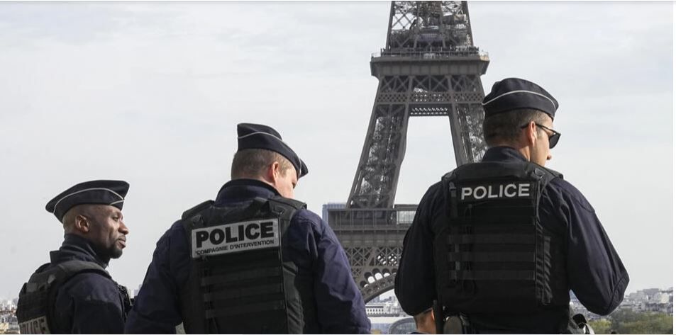 Полицейские недалеко от Эйфелевой башни в Париже (иллюстративное фото) © AP - Michel Euler
