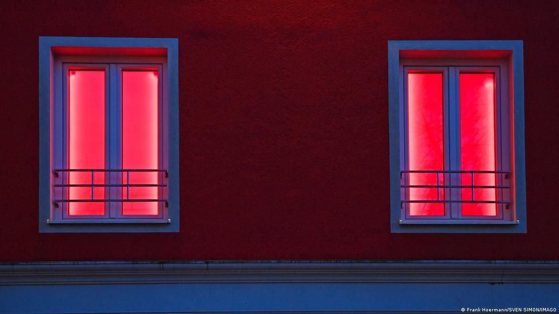 Окна борделя в Мюнхене. Секс-услуги все чаще ищут и предлагают в интернете Фото: Frank Hoermann/SVEN SIMON/IMAGO