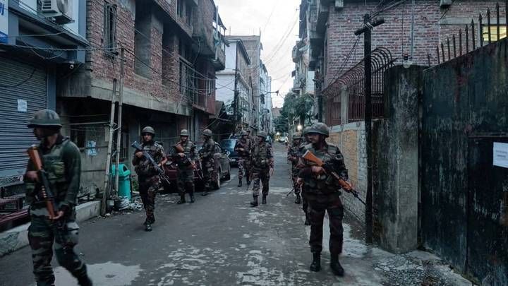 Индийские военные патрулируют улицы в штате Манипур / Reuters