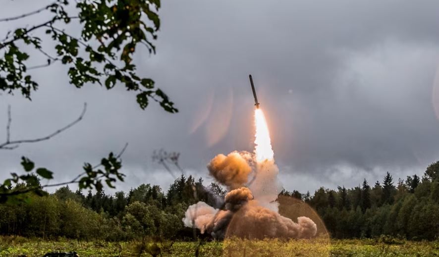 Запуск ракеты комплексом "Искандер", способным применять тактическое ядерное оружие