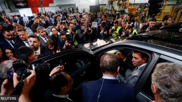 REUTERS,Премьер-министр Испании Педро Санчес в машине Chery на открытии завода китайского автопроизводителя в Барселоне 19 апреля 2024 года