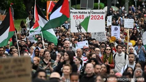 Пропалестинская демонстрация в центре Берлина Фото: RALF HIRSCHBERGER/AFP
