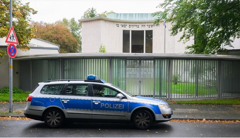 Полицейская машина у синагоги в Ганновере Фото: Julian Stratenschulte/picture alliance/dpa