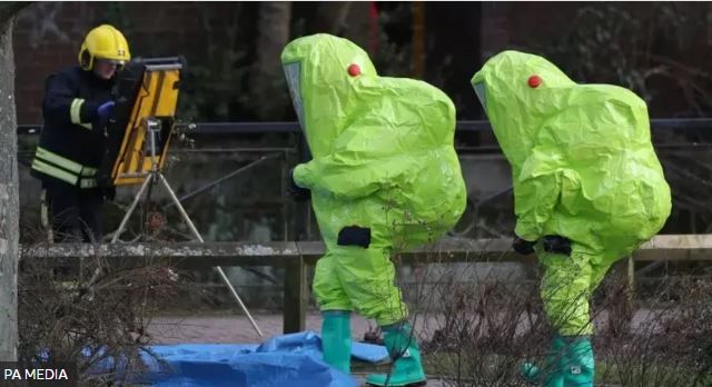 Люди в защитных костюмахАВТОР ФОТО,PA MEDIA,Следователи в костюмах химической защиты проверяют место, где были найдены Скрипали
