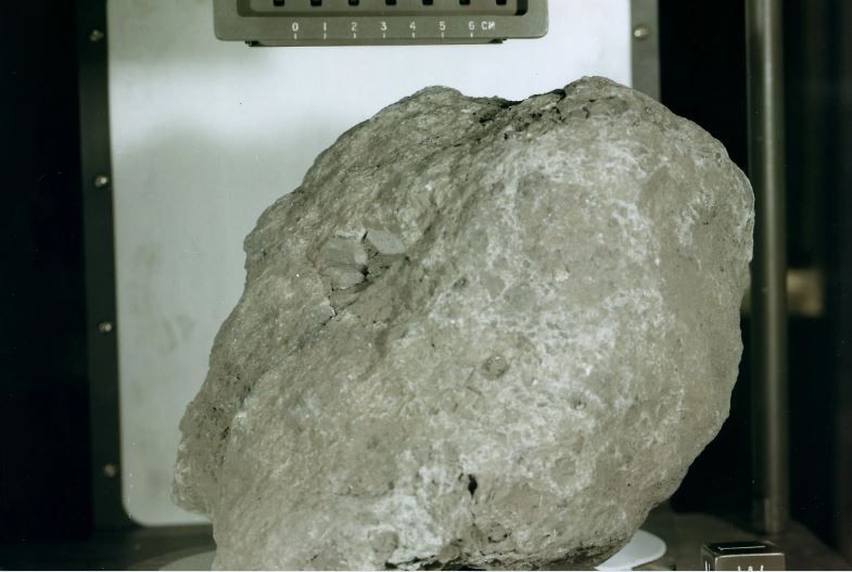 Лунный камень "Большая Берта", который оказался упавшим на Луну земным метеоритом. Фото © Wikipedia / NASA