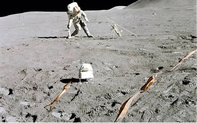 Астронавт Дэвид Скотт бурит лунную поверхность. Фото © Wikipedia / NASA