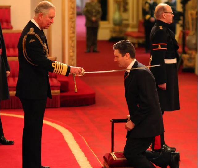 Принц Уэльский, ныне - король Карл III посвящает Кира Стармера в рыцари в 2014 году