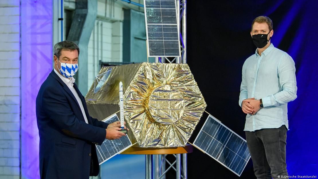 В сентябре 2020, в разгар пандемии ковида, премьер-министр Баварии Маркус Зёдер (слева) открыл в Оттобрунне вместе с главой стартапа Isar Aerospace Даниэлем Метцлером производство легких ракет-носителей для запуска подобных спутников Фото: Bayerische Staatskanzlei