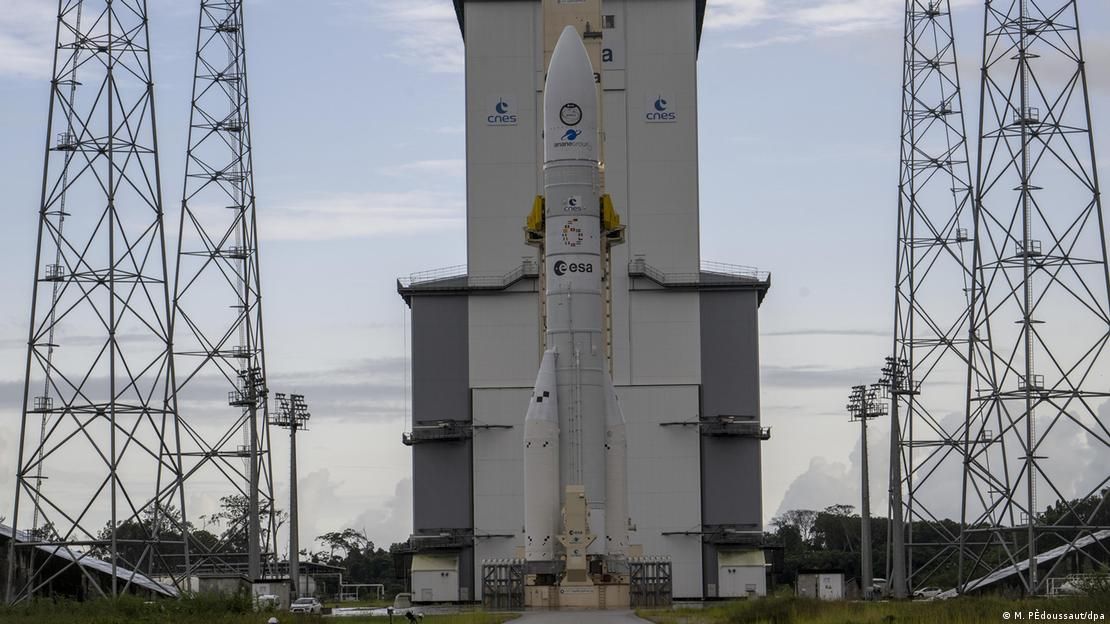 Европейская тяжелая ракета-носитель Ariane 6 на космодроме Куру во Французской Гвиане перед стартом 9 июля 2024 Фото: M. PÈdoussaut/dpa