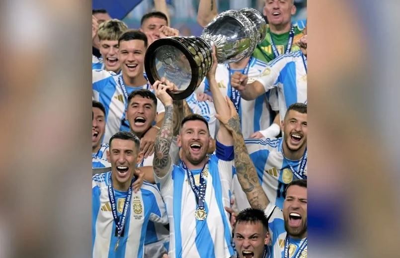 Капитан сборной Аргентины Лионель Месси с Кубком Америки и командой. Обложка X / Selección Argentina