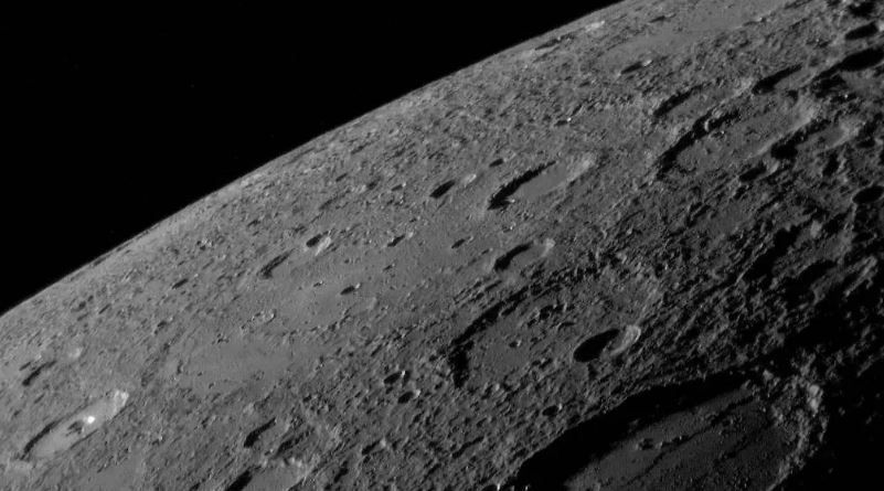 Снимок поверхности Меркурия, сделанный зондом MESSENGER в 2008 году. Фото © Wikipedia / NASA