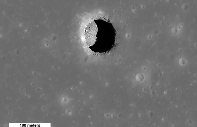 Ямочный кратер в лунном Море Спокойствия на снимке зонда Lunar Reconnaissance Orbiter. Фото © lroc.asu.edu