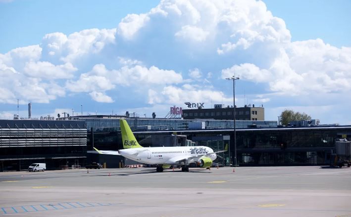 Самолет airBaltic в Рижском аэропорту. Фото: Ieva Leiniša/LETA