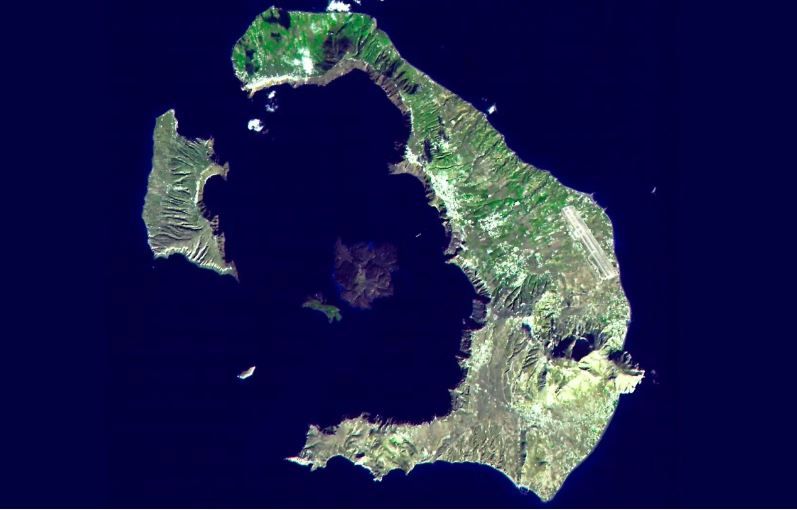 Остров Тира (Санторин) в Эгейском море. Фото © NASA