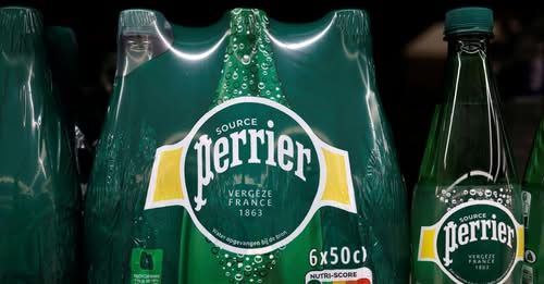 Бутылки минеральной воды Perrier на полке супермаркета в Перро-Гирек, Франция, 18 апреля 2025 года. REUTERS/Benoit Tessier/Фотография из архива. REUTERS - Benoit Tessier