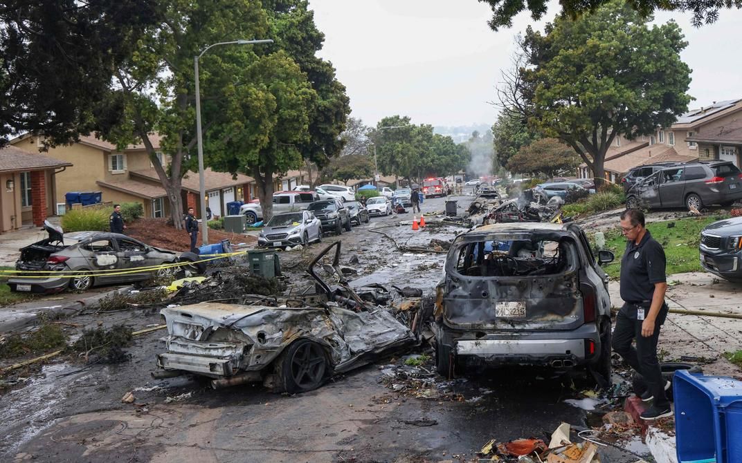 В Сан-Диего легкомоторный самолет упал на жилой район. Автор: SCANPIX/AFP/Sandy Huffaker