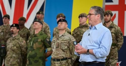 Премьер-министр Британии Кир Стармер в окружении военнослужащих / Reuters