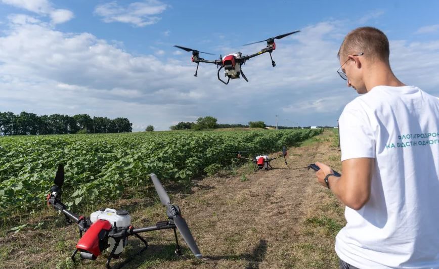 Дрон от компании DroneUA готовится начать опыление посевов. Copyright Rozhenyuk Alexander 2023