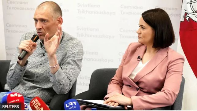 Сергей Тихановский с женой Светланой на первой пресс-конференции после освобождения