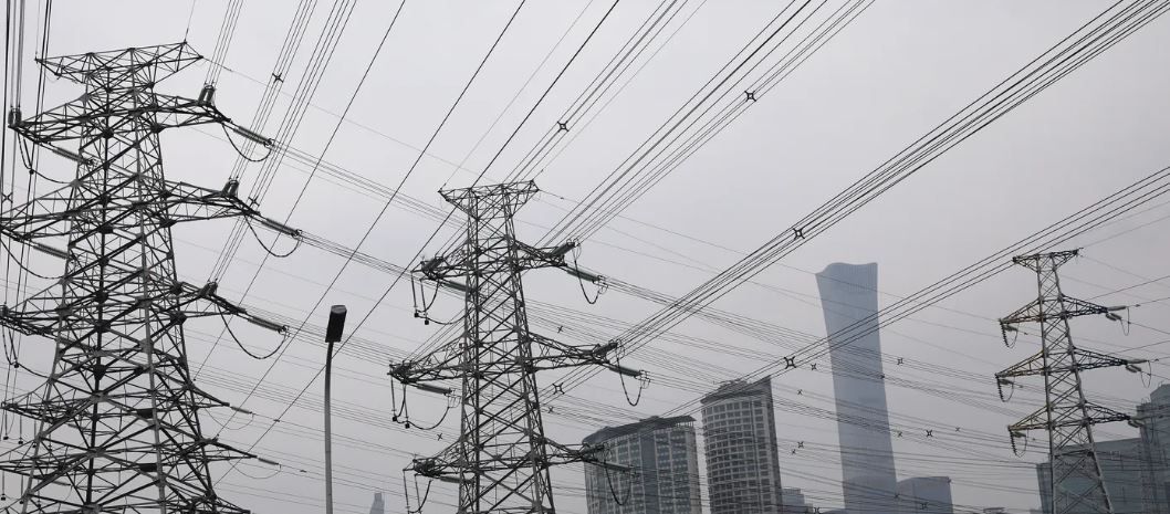 Вышки линий электропередач в Пекине / Reuters
