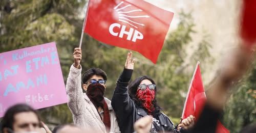 Люди с флагом Республиканской народной партии на акции в защиту арестованного мэра Стамбула Экрема Имамоглу, Стамбул, Турция 23 марта 2025 г. AFP - KEMAL ASLAN