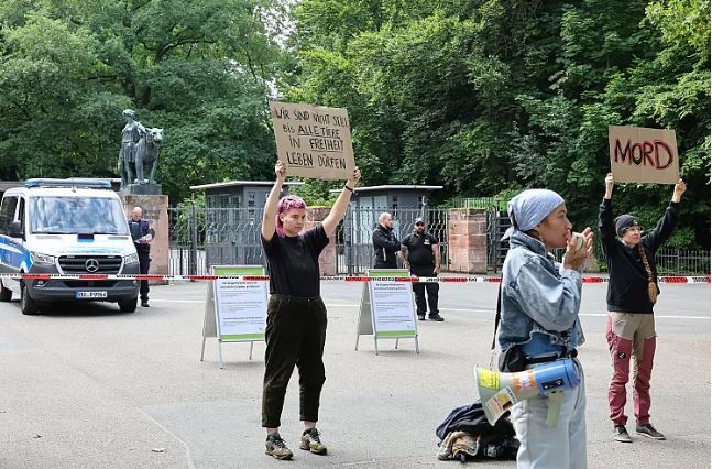 Активисты по защите животных протестуют перед Нюрнбергским зоопарком, 29 июля 2025 г. AP Photo
