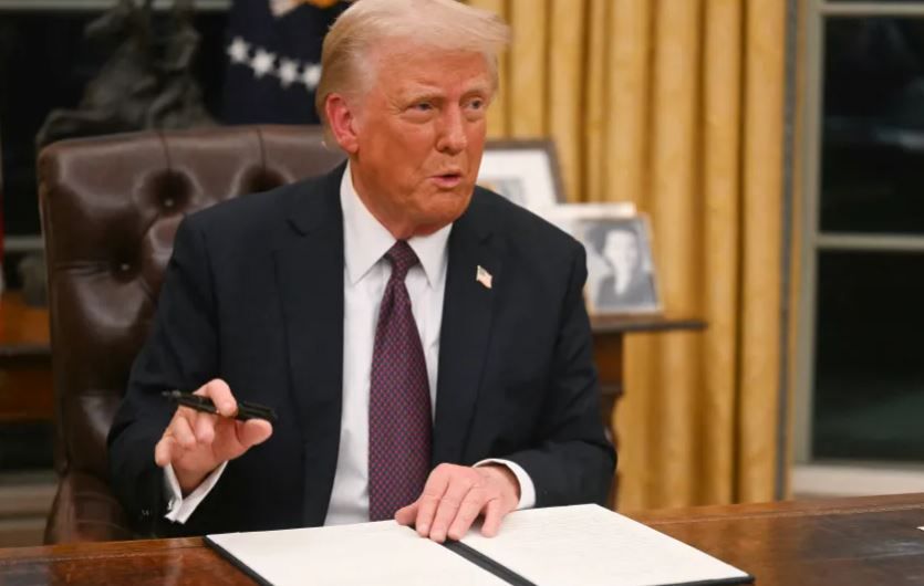 Президент США Дональд Трамп подписывает указ о выходе Соединённых Штатов из Всемирной организации здравоохранения (ВОЗ / WHO) в Овальном кабинете Белого дома в Вашингтоне, 20 января 2025 года. Afp Or Licensors