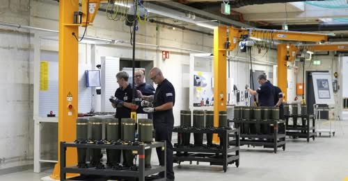 Работники на заводе Rheinmetall по производству боеприпасов в Унтерлюсе. Германия, 27 августа 2025. © AP - Markus Schreiber