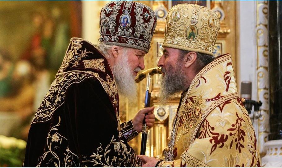Патриарх РПЦ Кирилл (слева) и предстоятель УПЦ митрополит Онуфрий, февраль 2015 года Фото: Maxim Chernavsky/AP Photo/picture alliance