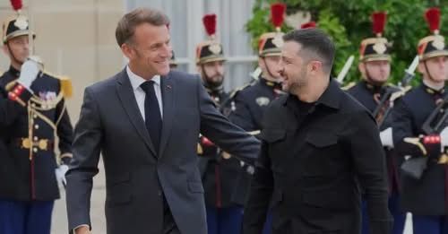 Эммануэль Макрон и Владимир Зеленский / AP