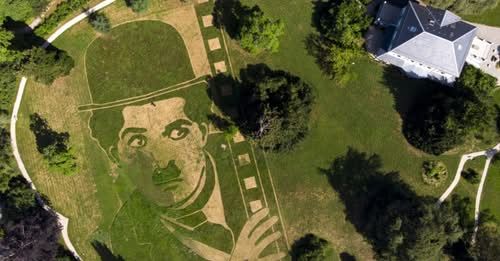 Музей Chaplin’s World в Корсье-сюр-Веве (Corsier-sur-Vevey, Швейцария) будет выкуплен французской компанией Museum Studio совместно с Fribourg Group. Keystone-SDA