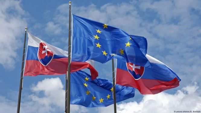 Флаги Словакии и Евросоюза Фото: BBC News
