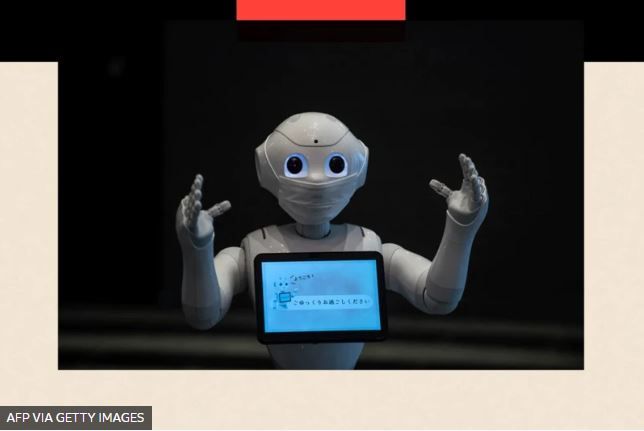 Пеппер, маленький робот-помощник, проводит занятия по физкультуре с жителями одного из пансионатов