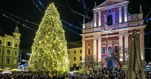 В столице Словении Любляне на площади Прешерна уже возвышается рождественская елка. Фото: Andrej Tarfila/SOPA/Scanpix