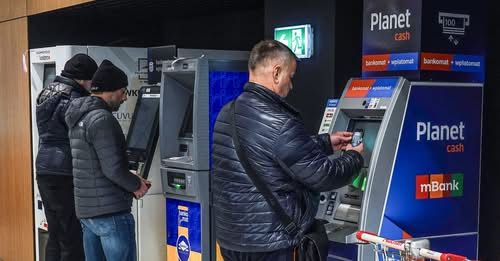 Люди у банкоматов. Фото: Влодзимеж Василюк / Forum