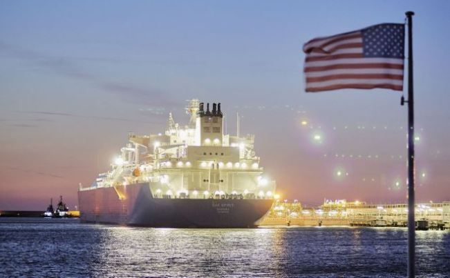 Флаг США на фоне танкера СПГ Oak Spirit. Фото: Bartek Sadowski / Bloomberg