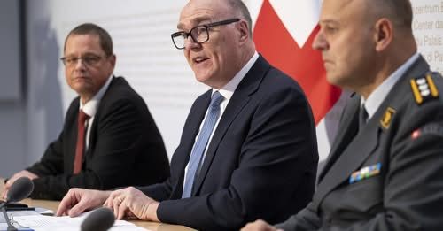 По данным SRF, министр обороны Швейцарии Мартин Пфистер (Martin Pfister, в центре на фото) рассматривает возможность закупить ещё одну систему ПВО, но альтернативную Patriot. Keystone / Anthony Anex