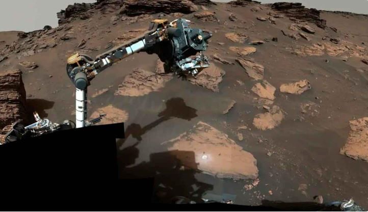 Марсоход NASA «Персеверанс» во время исследования трех марсианских камней в кратере Езеро / © NASA, JPL-Caltech, ASU, MSSS