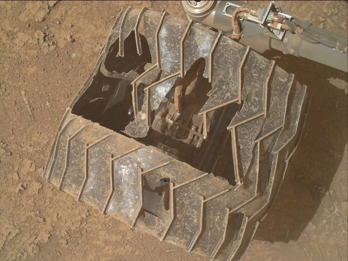 Состояние колеса марсохода Curiosity / © NASA